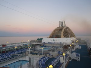 P&O-Cruises-Oceana-Mid-Ships