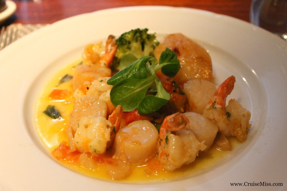 This was my dilemma dish because on the menu were prawns and scallops, but on two different dishes! I went with the prawn dish and asked them to add some scallops to it :) So, here we have sautéed tiger prawns in a garlic, parsley, tomato, olive oil and butter sauce, with fresh ratatouille and fondant potato - and scallops :)