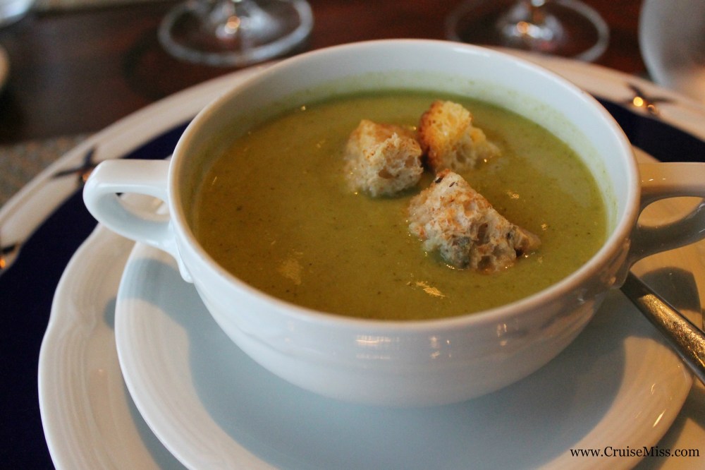 Cream of broccoli soup with croutons 
