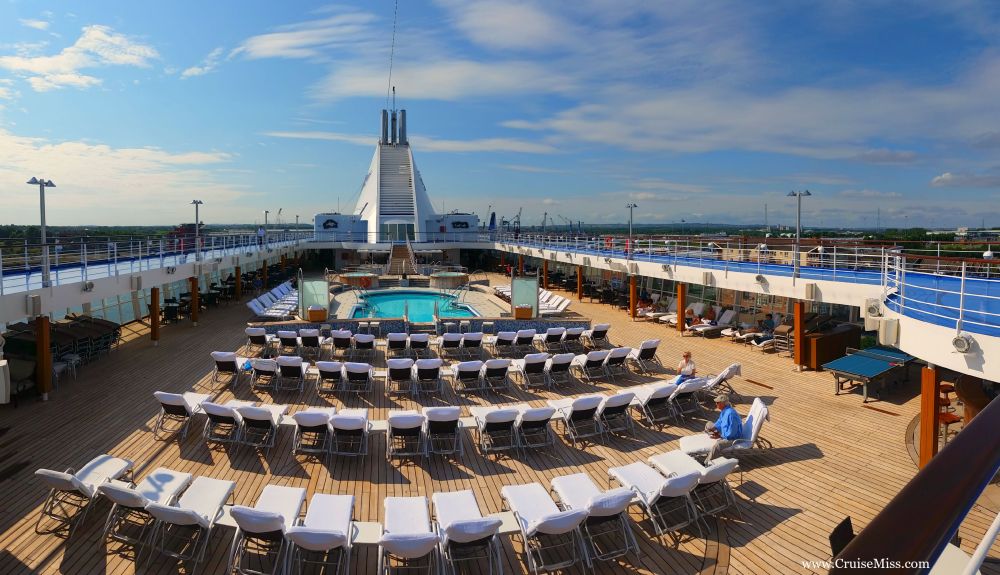 Seven-Seas-Voyager-Pool-Deck