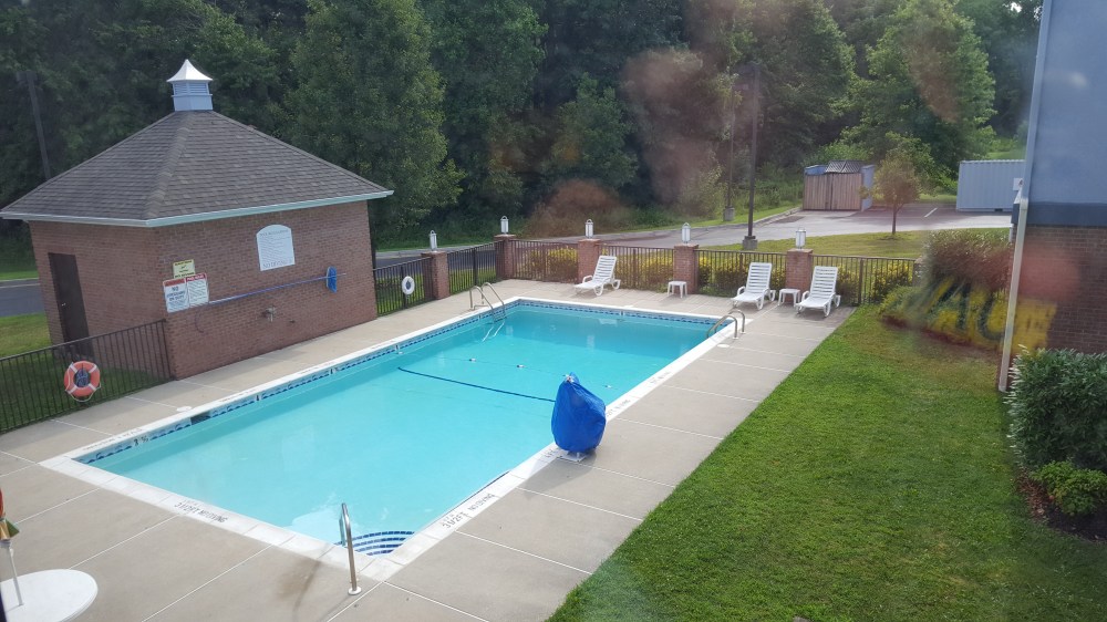 Swimming-Pool-Holiday-Inn