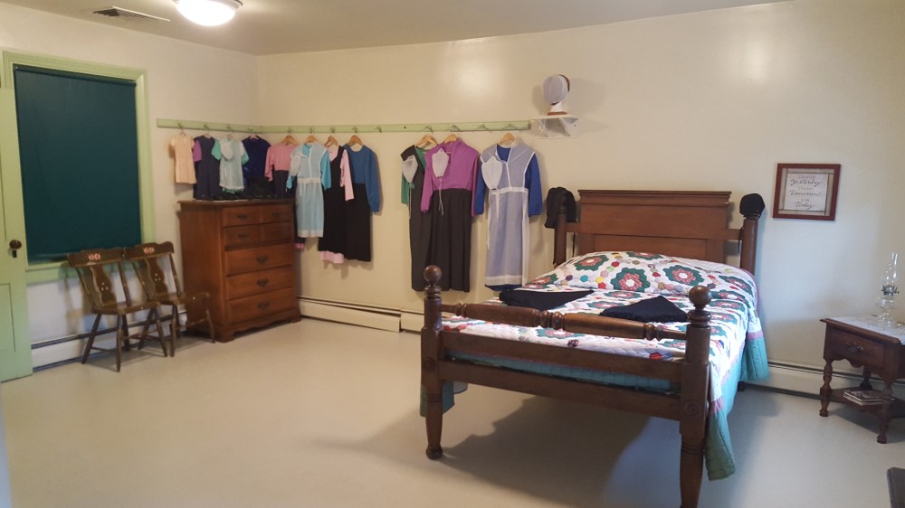 Amish-Farm-And-House-Girls-Room